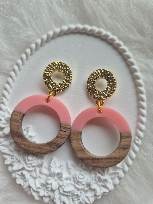 Boucles d’oreilles en résine et bois, rose et marron 💖🤎 #Bijoux #Créations #Accessoires