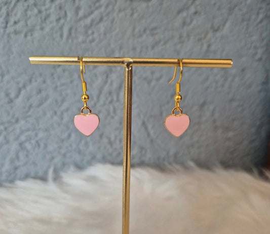 Boucles d’oreilles cœur en métal rose et doré 💖✨ #Bijoux #Mode #Accessoires