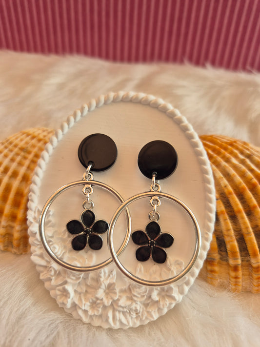Boucles d'oreilles fleurs noires 🖤 #Bijoux #Fleurs #Mode #Style #Accessoires
