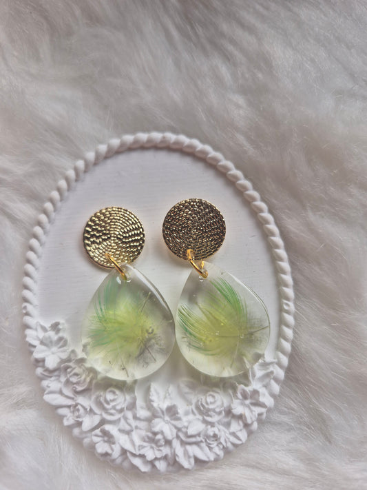 Boucles d'oreilles en résine et plumes de perruches 🪶✨ #Bijoux #Plumes #Création