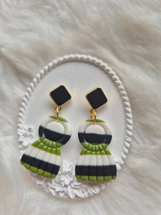 Boucles d’oreilles en pâte polymère vert et noir, blanc🤍💚🖤 #Bijoux #Création #Artisanal