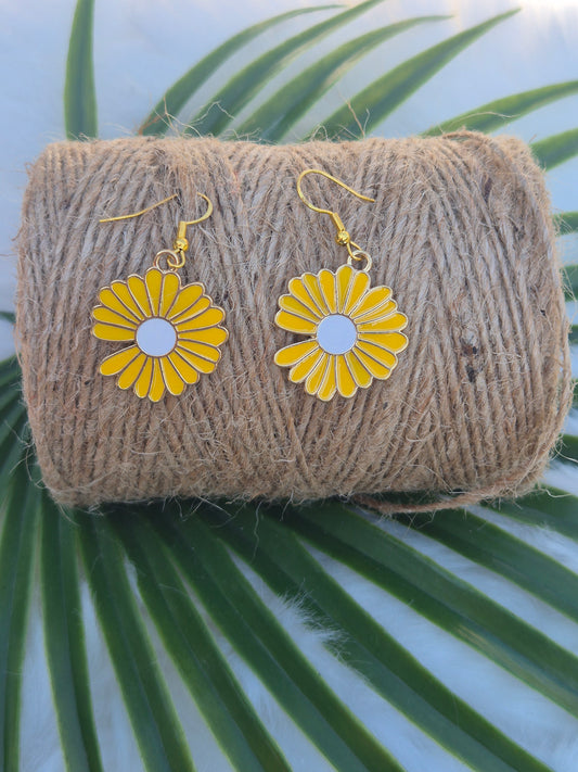 Boucles d’oreilles marguerite en métal jaune et blanc 🌼✨ #Bijoux #Fleurs #Mode