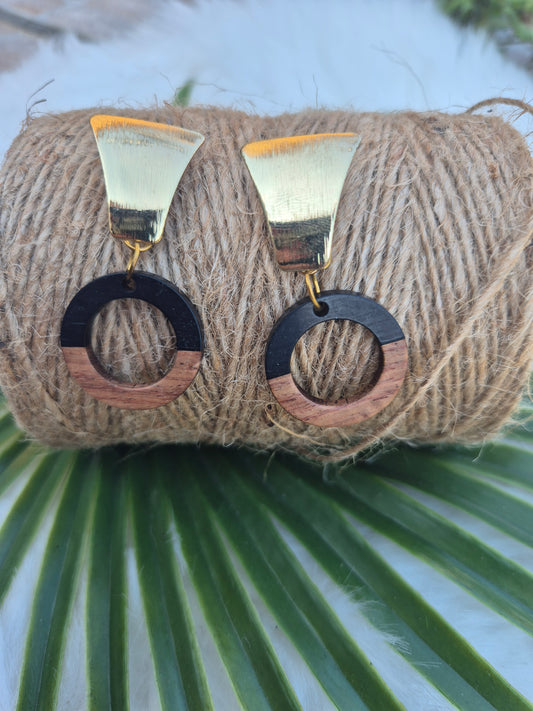Boucles d’oreilles en résine et bois, noir et marron 🖤🤎 #Bijoux #Créations #Bois #Résine