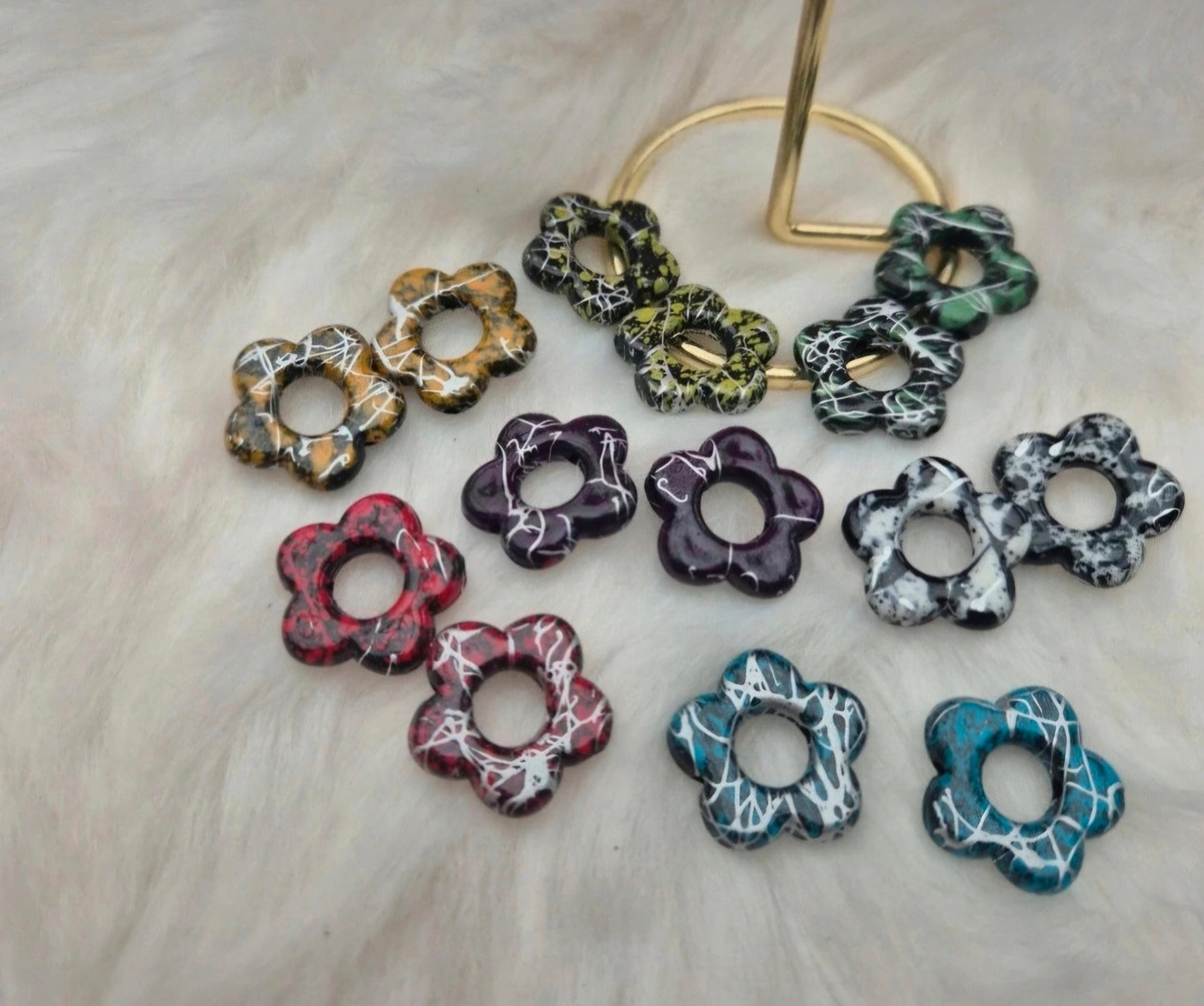 Créoles avec fleurs interchangeables, lot de 8! 🌸🌼🌺🌷🌹💐 #BouclesDoreilles #Fleurs #Accessoires
