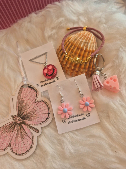 Lot de 5 articles thème rose : Boucles d'oreilles, collier, bracelet, marque page, porte clé (Copie)